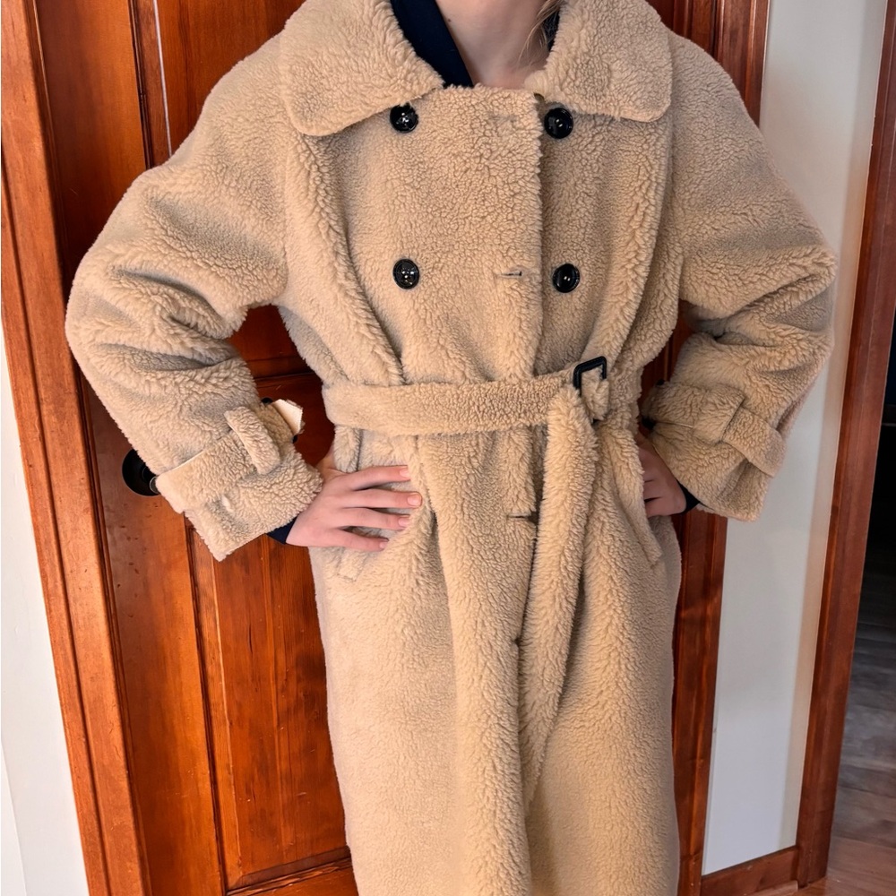 Adorable teddy bear jacket fits like women’s small-medium